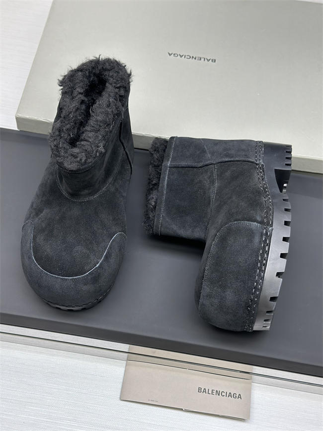 Ba*len*cia*ga alaska fur boot