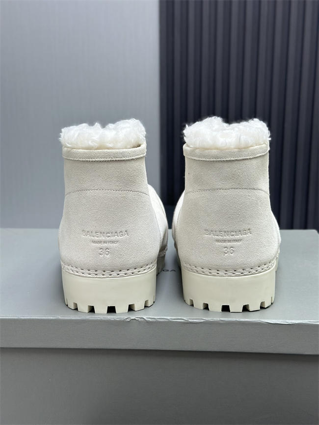 Ba*len*cia*ga alaska fur boot